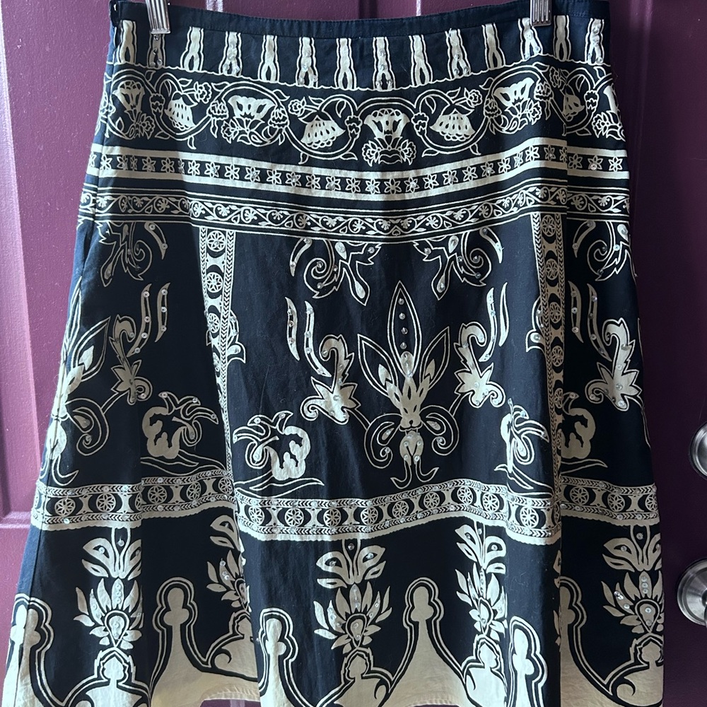 Elegant Black and Cream midi Skirt